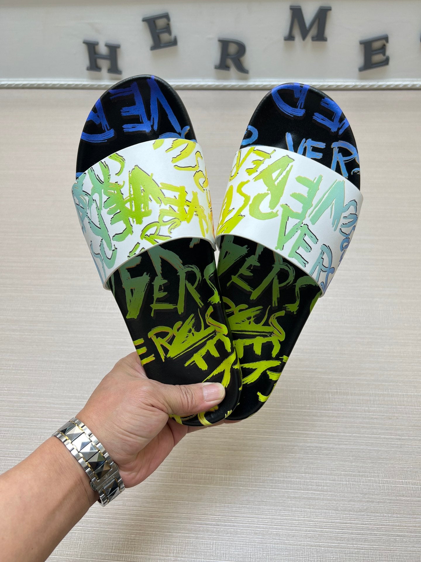 54V94Z   fashion  slippers