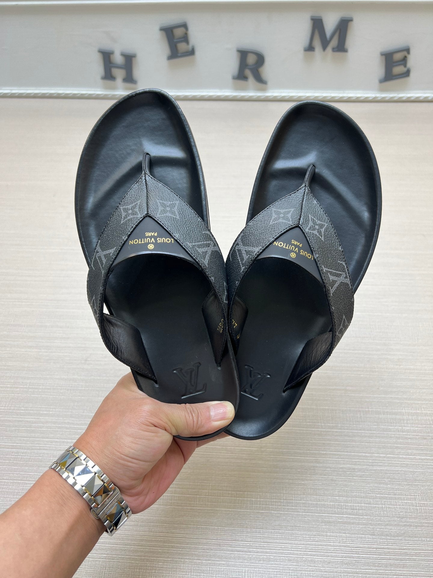 54E85Z     fashion slippers