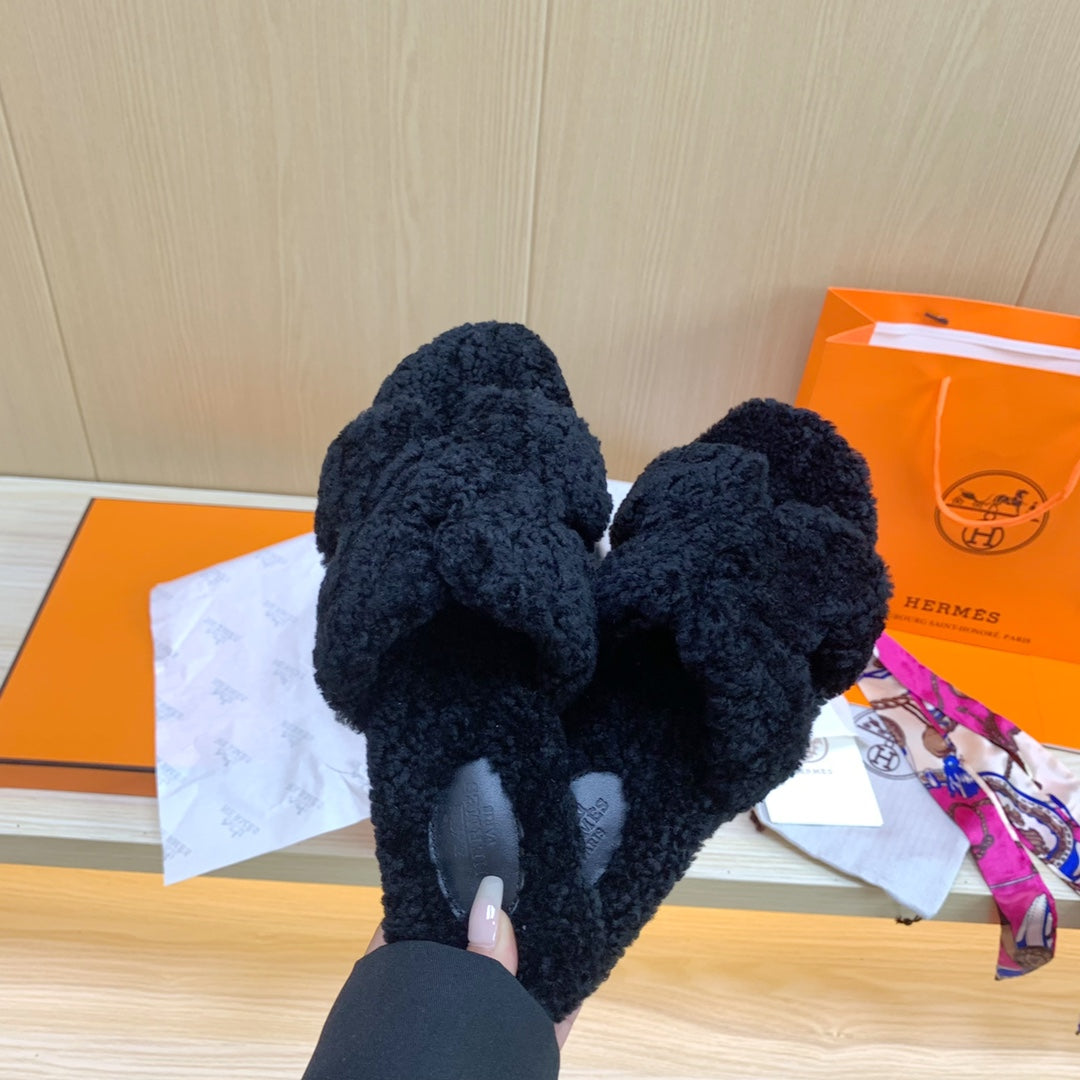 14H28Z   fashion slippers