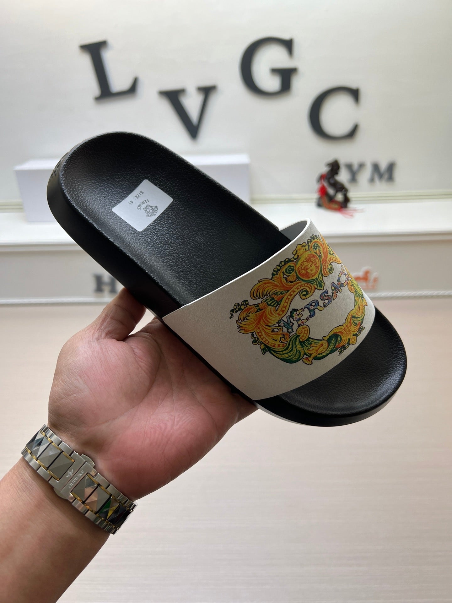 54V164Z    fashion slippers