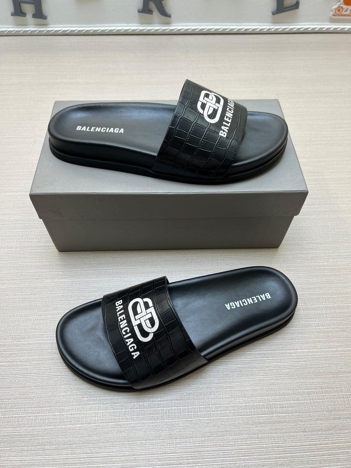 54J99Z    fashion  slippers