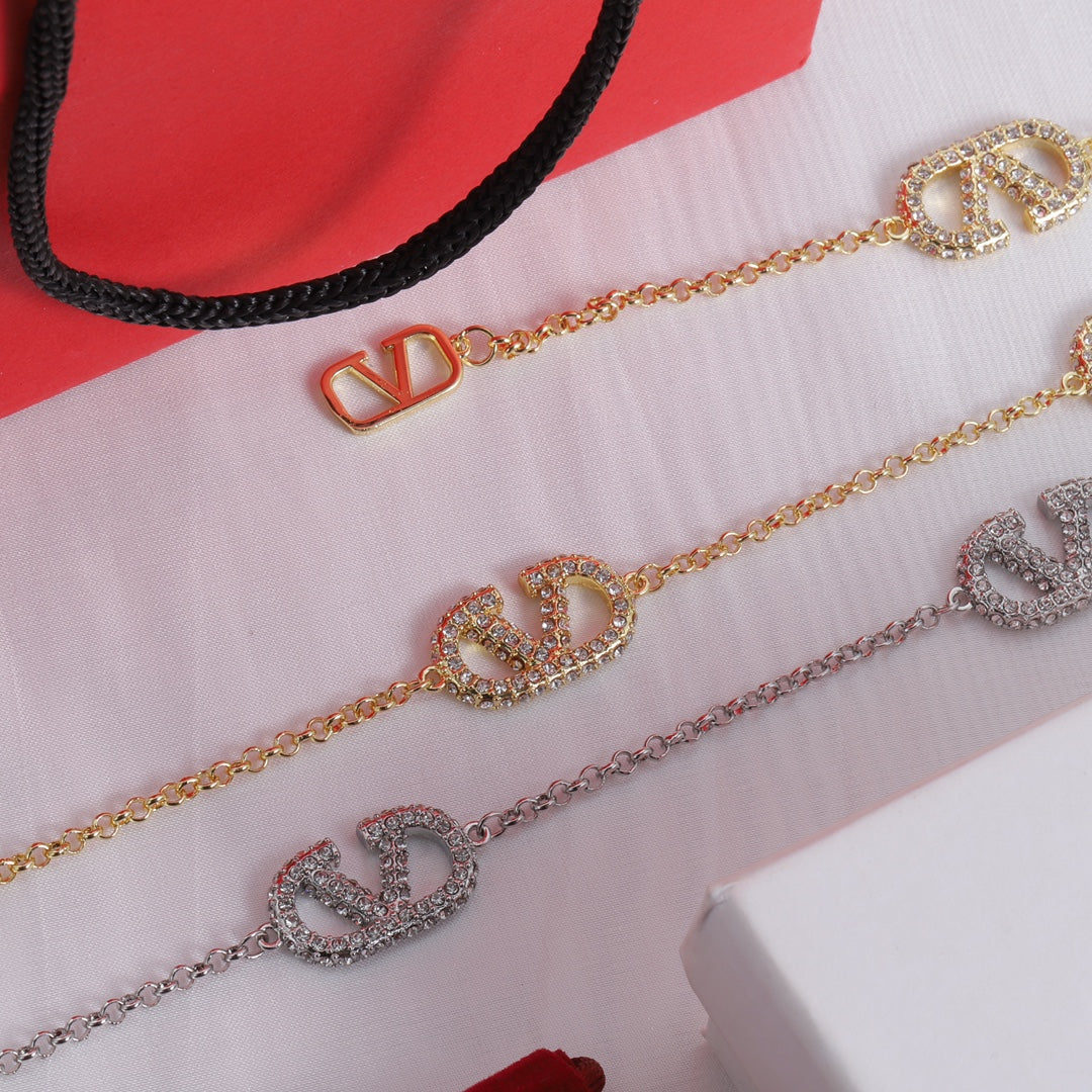 1YVL24X  Fashionable high -quality Necklaces