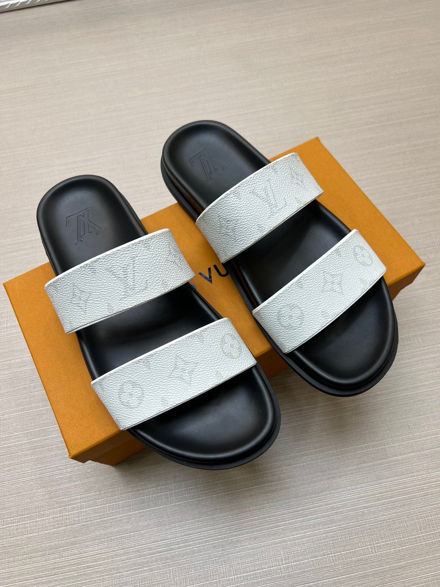 54E58Z   fashion  slippers