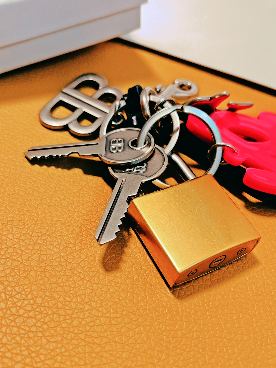 14J38A  Stylish key closure