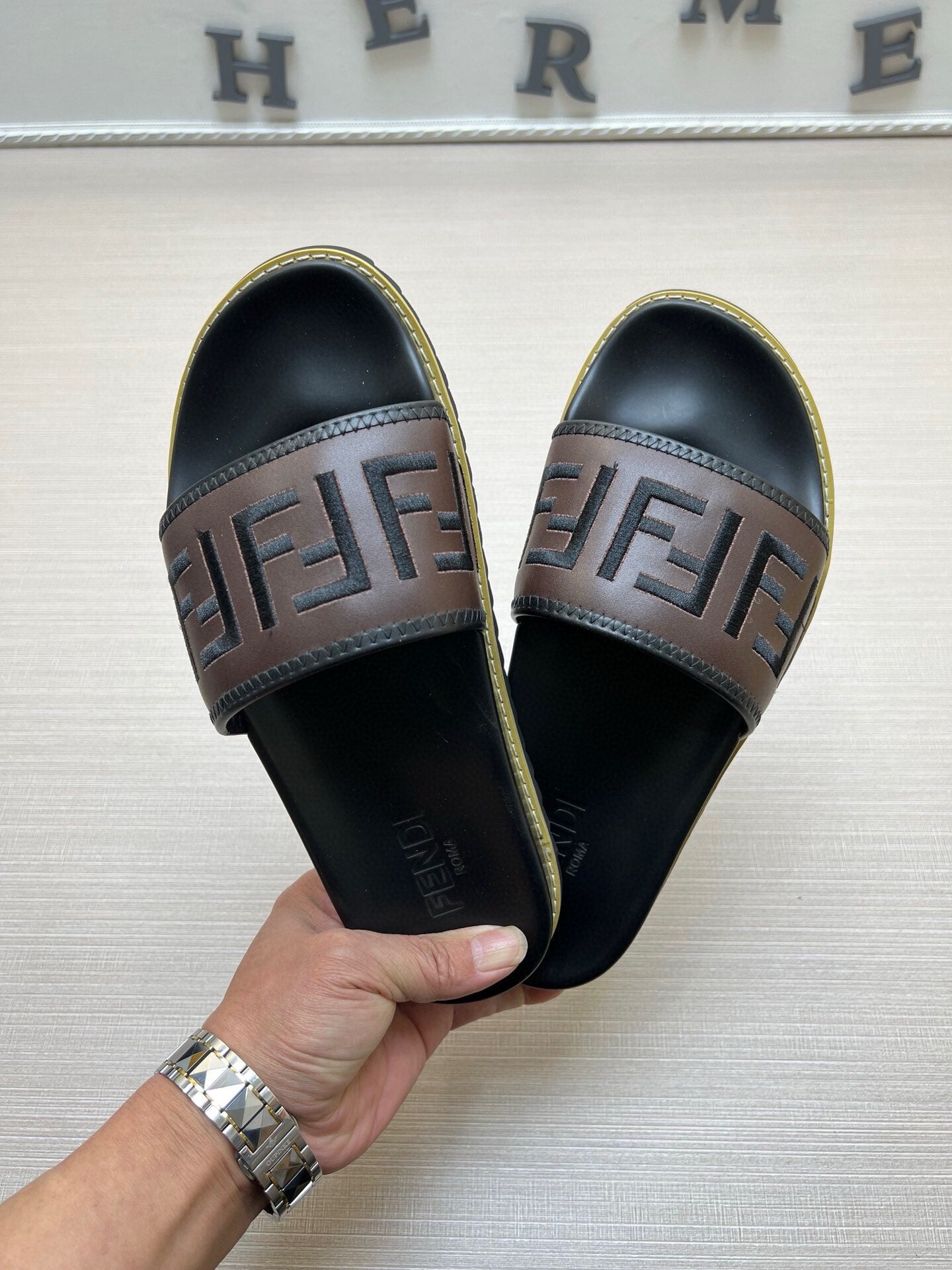 54F25Z    fashion slippers