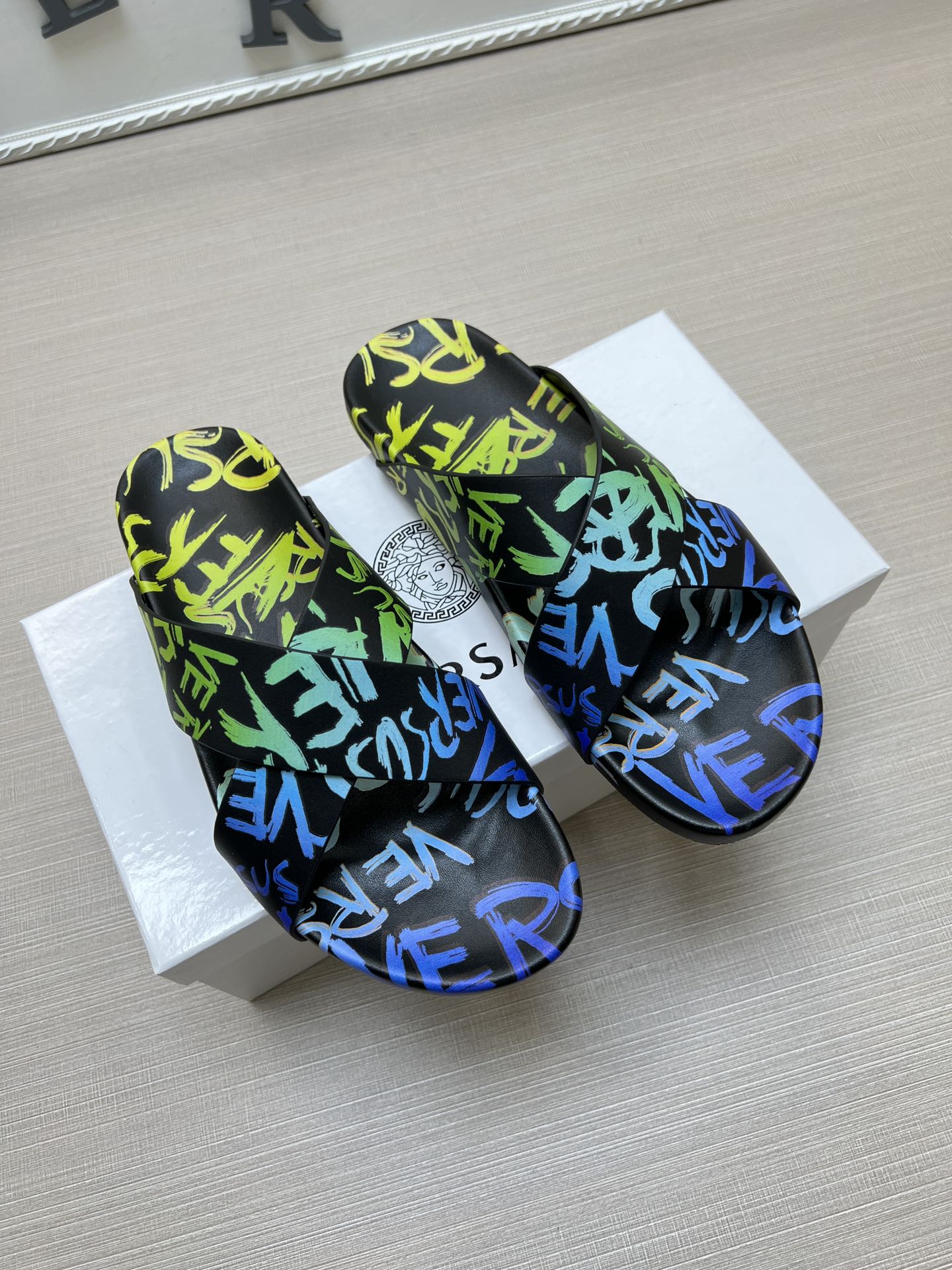 54V95Z    fashion  slippers