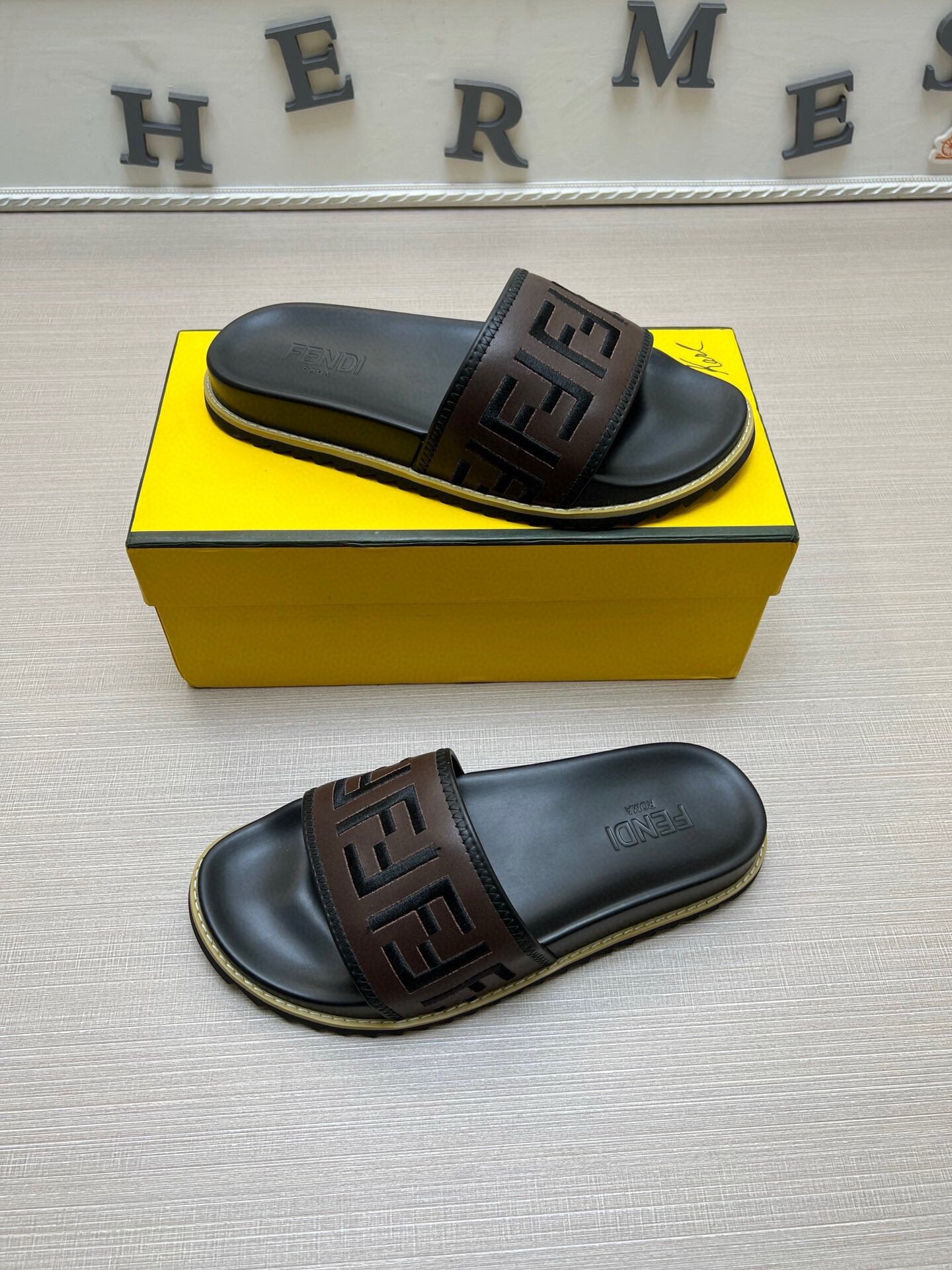 54F25Z    fashion slippers