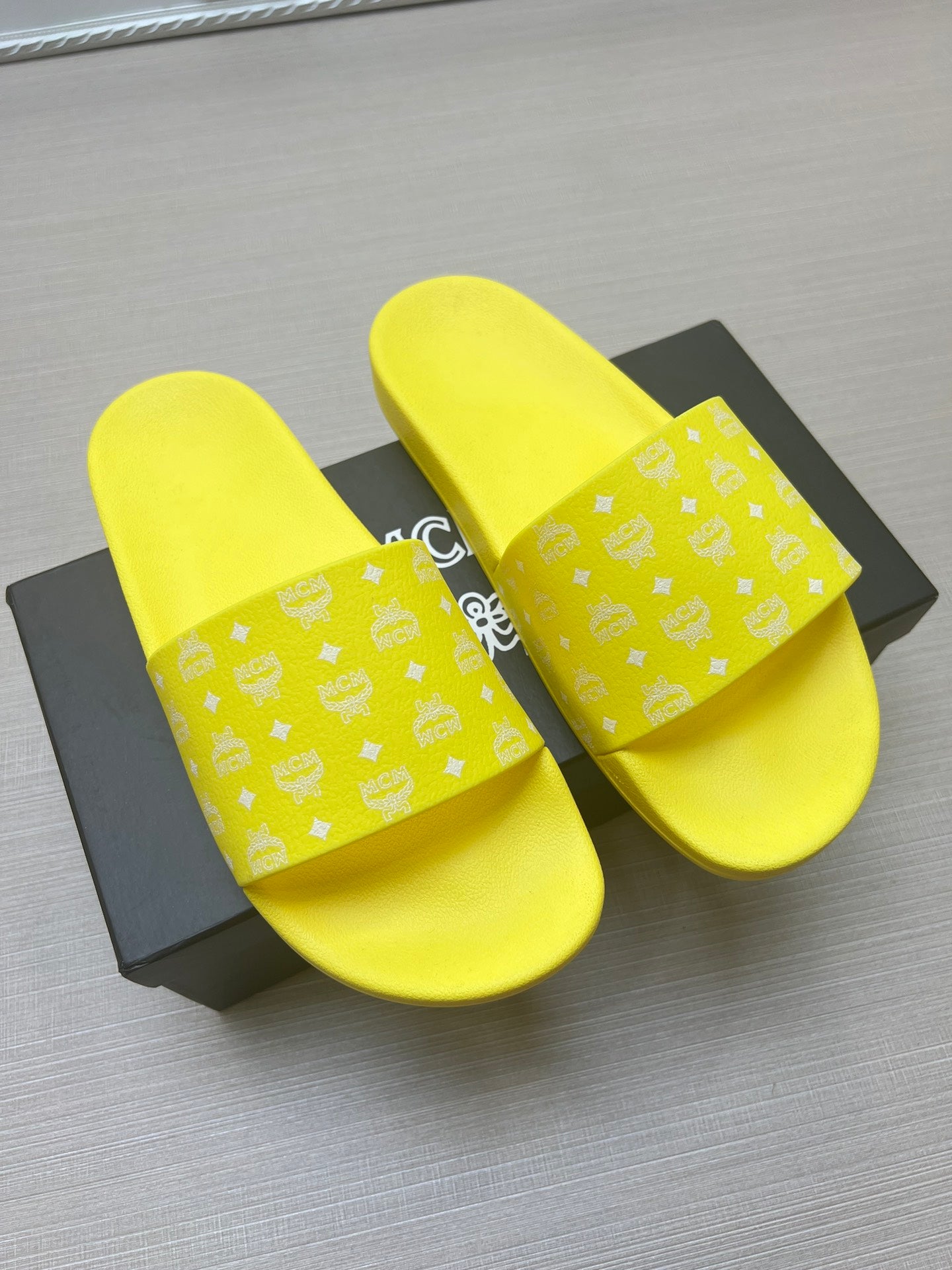 54M47Z    fashion  slippers