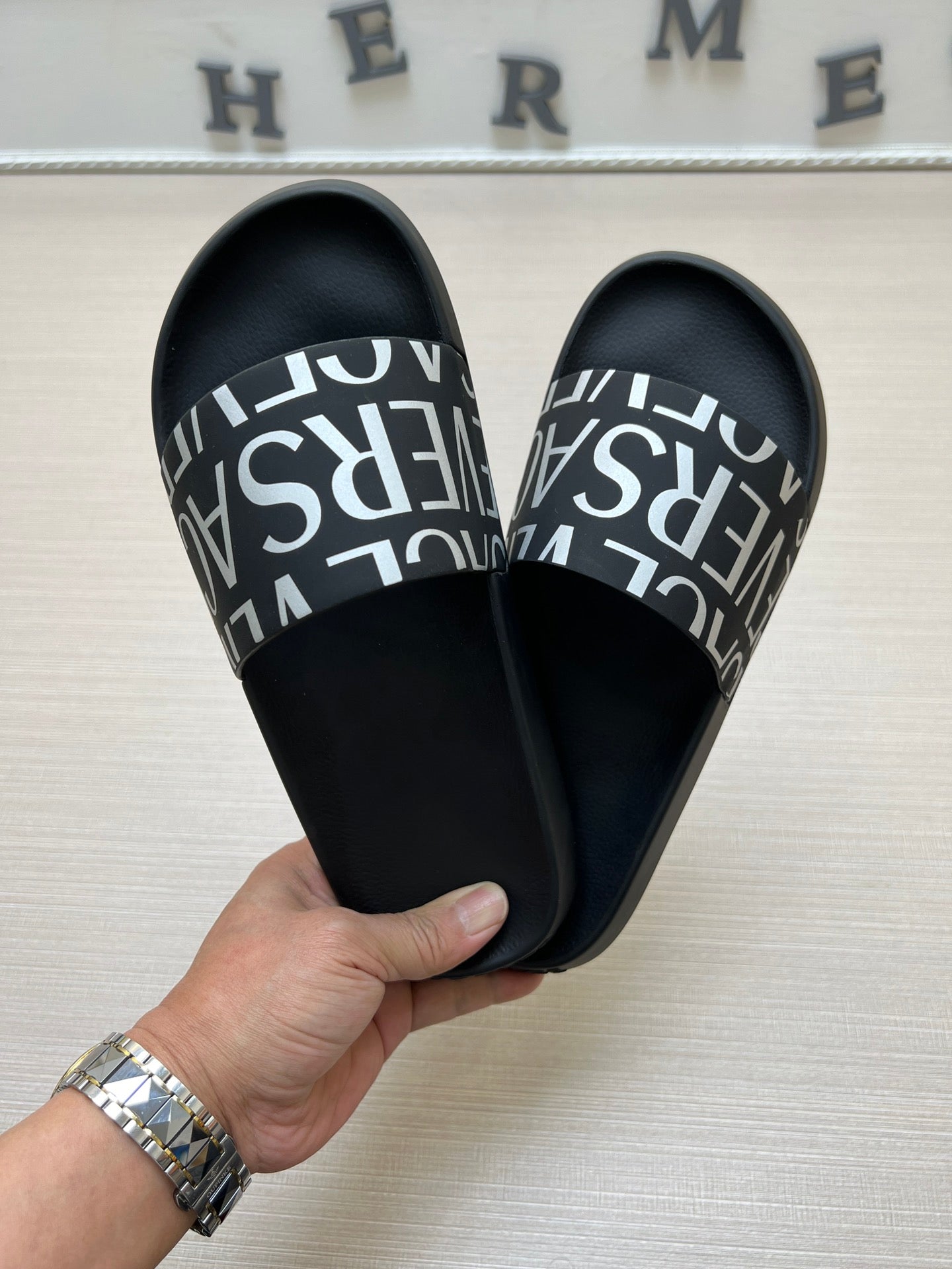 54V108Z  fashion  slippers