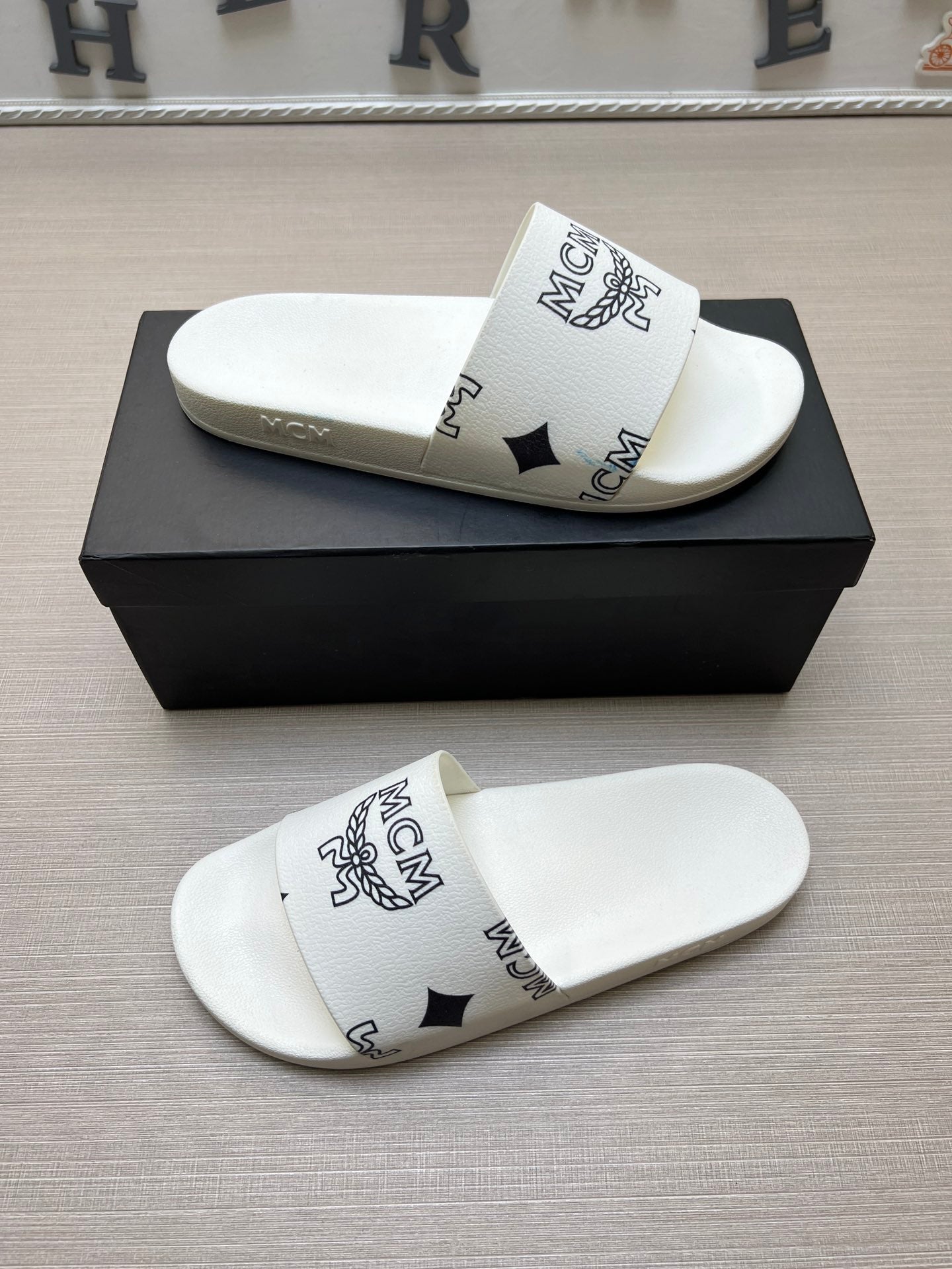 54M43Z    fashion  slippers