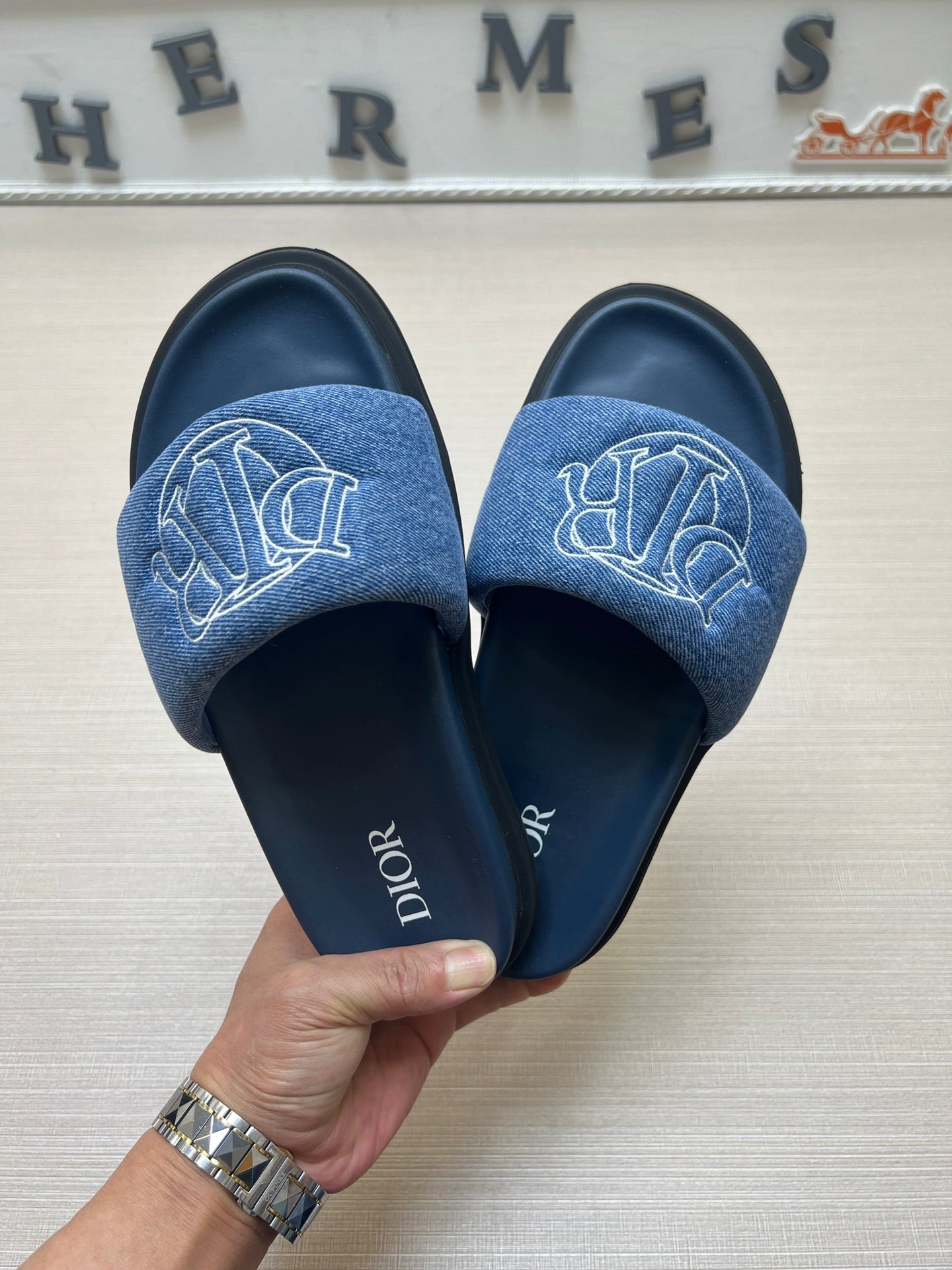 54D168Z   High quality leather slippers