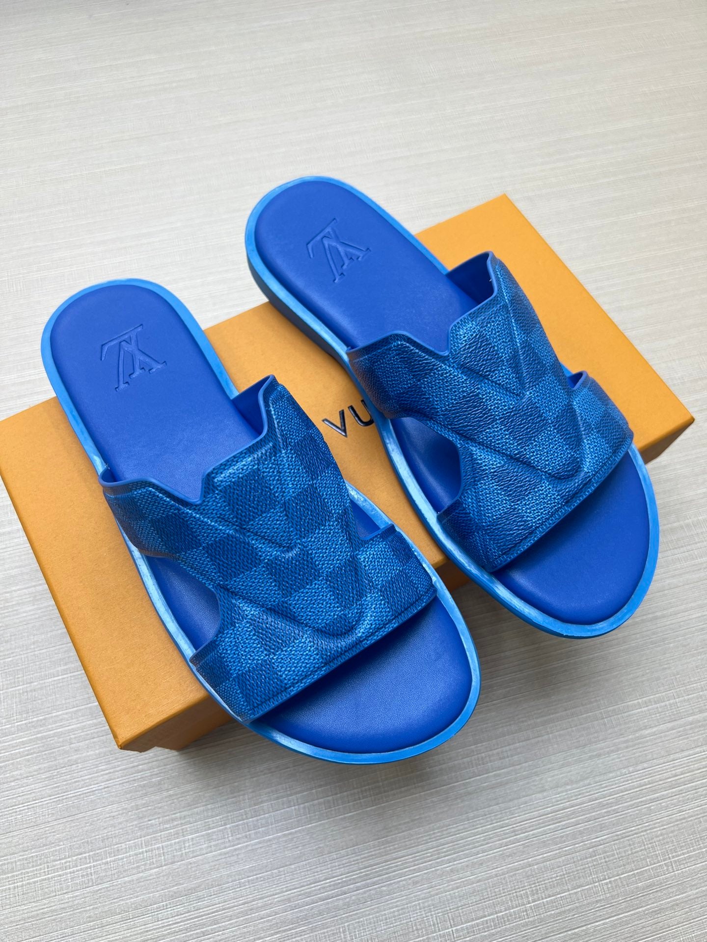 54E22Z    fashion slippers