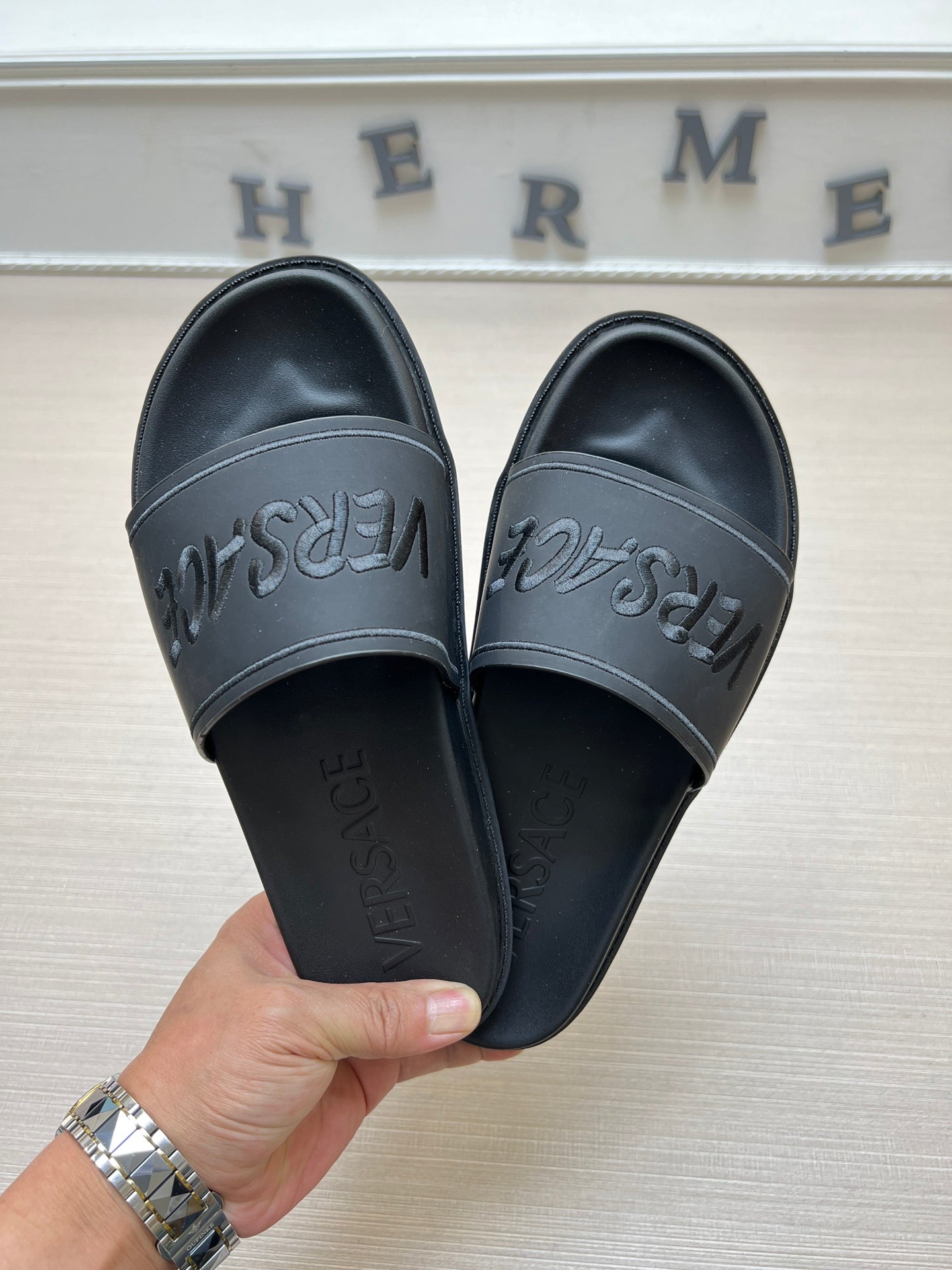 54V54Z   fashion  slippers