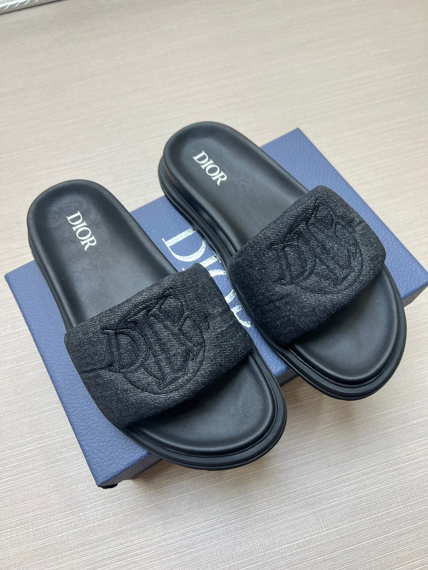 54D168Z   High quality leather slippers