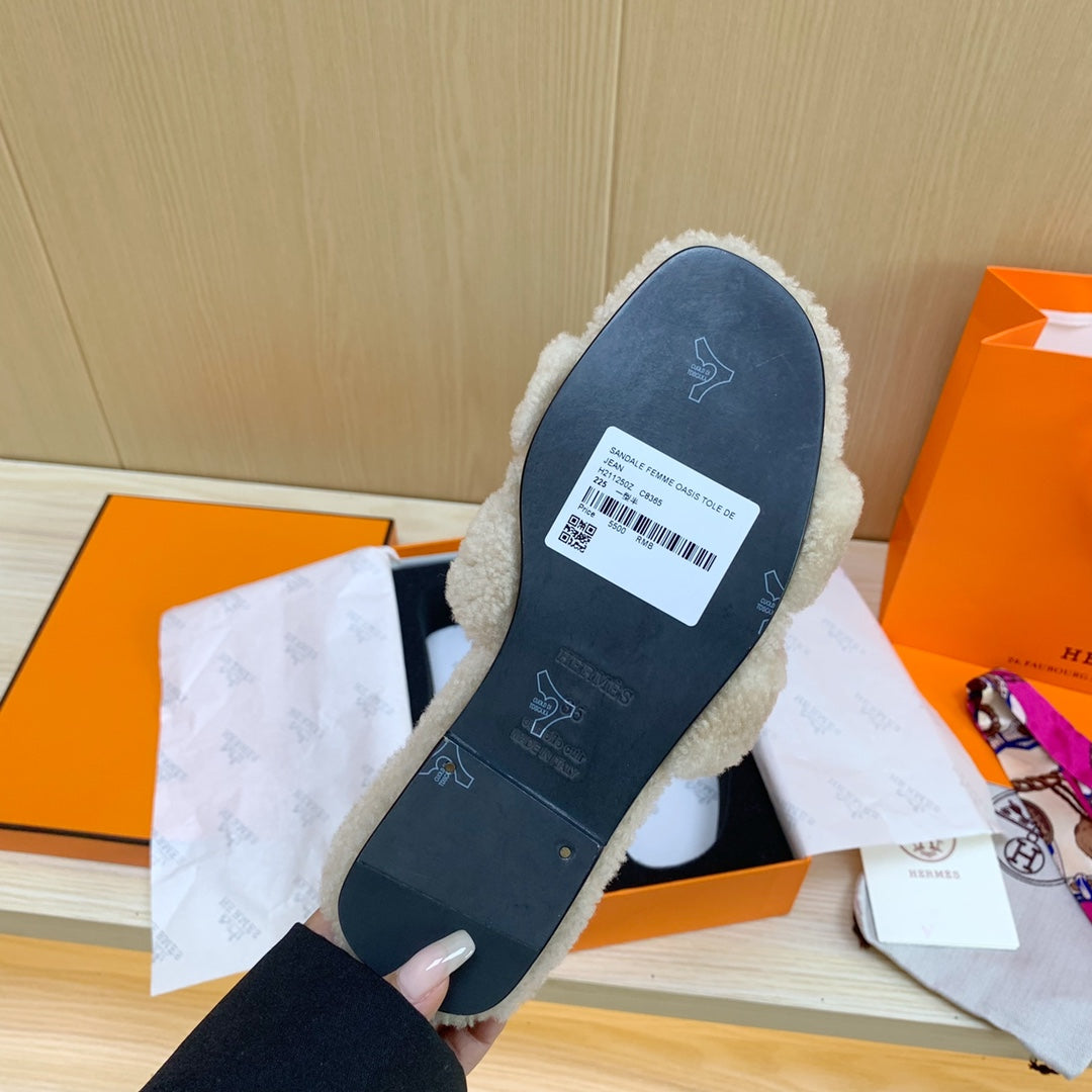 14H28Z   fashion slippers