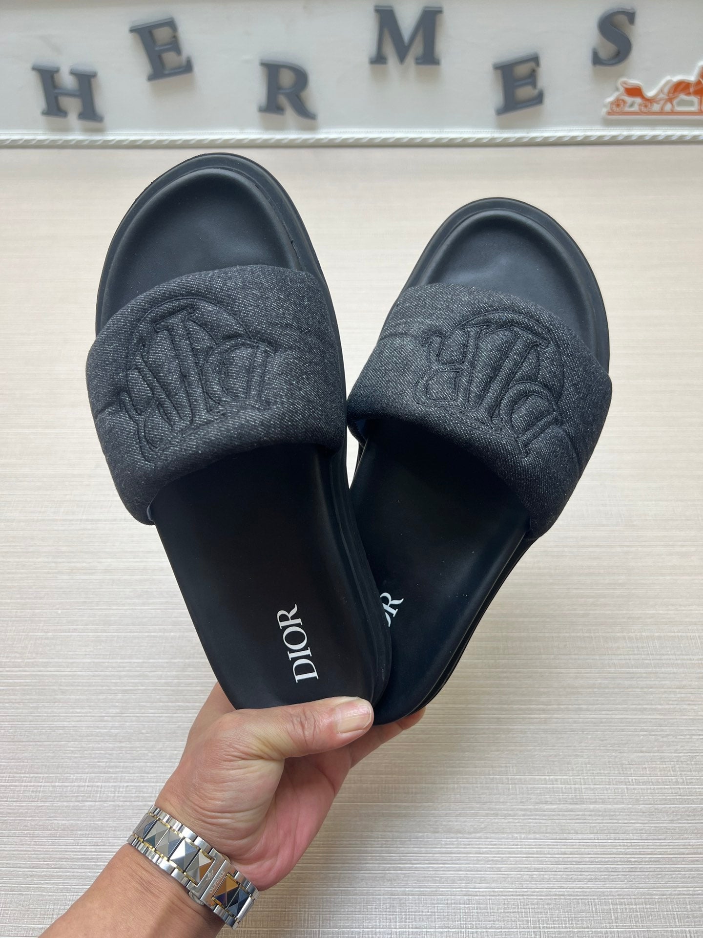 54D168Z   High quality leather slippers