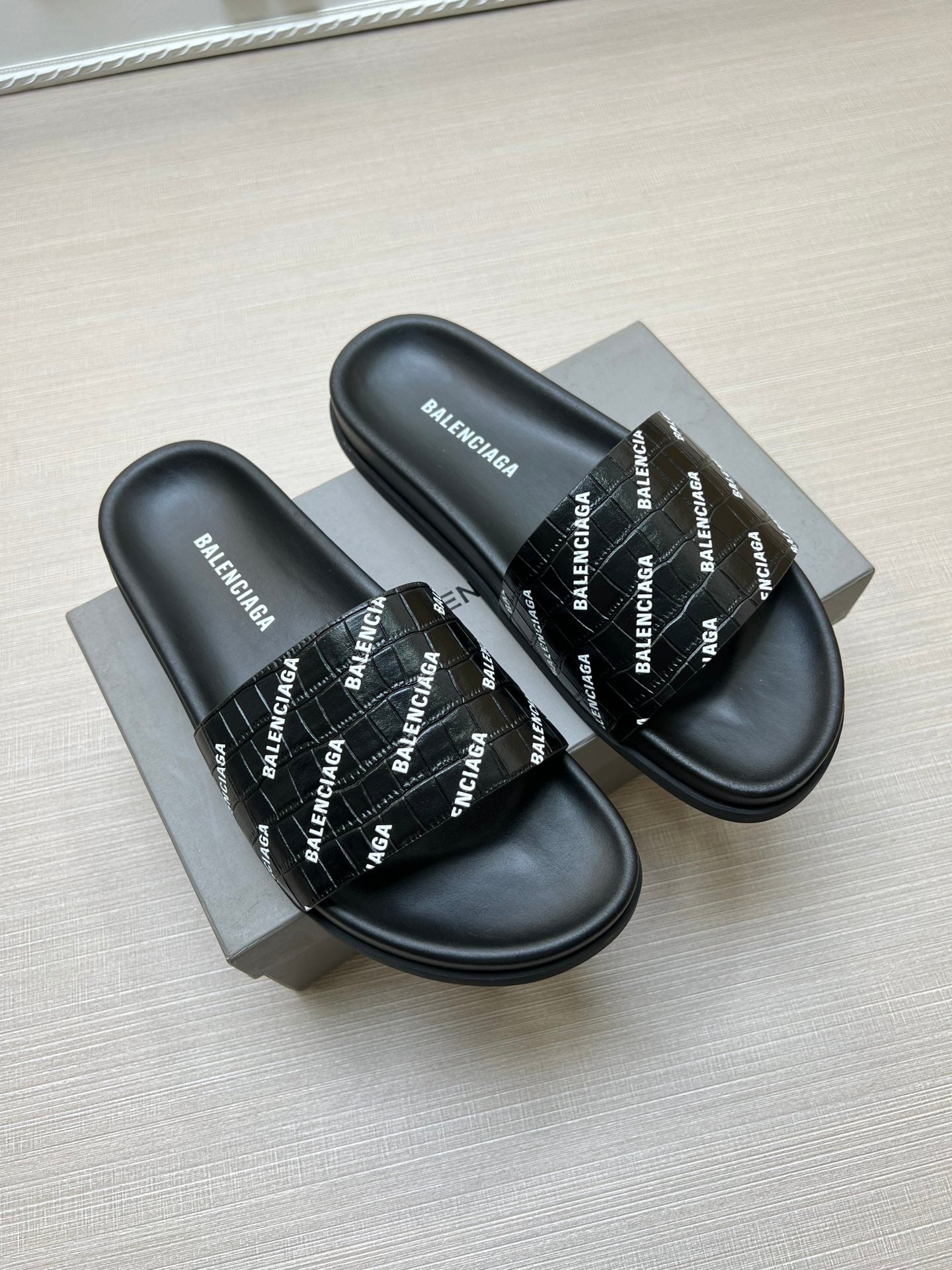 54J99Z    fashion  slippers