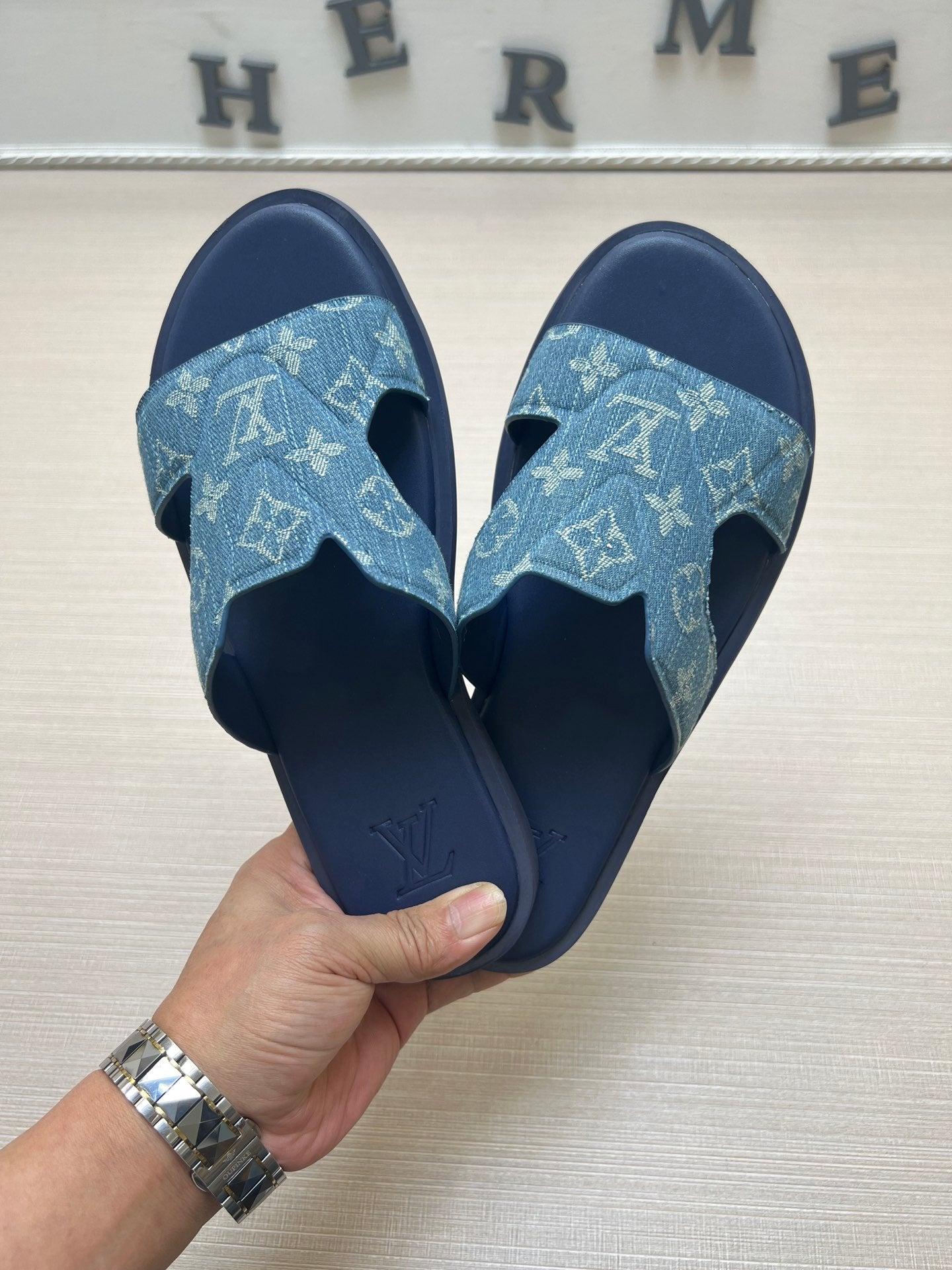 54E22Z    fashion slippers