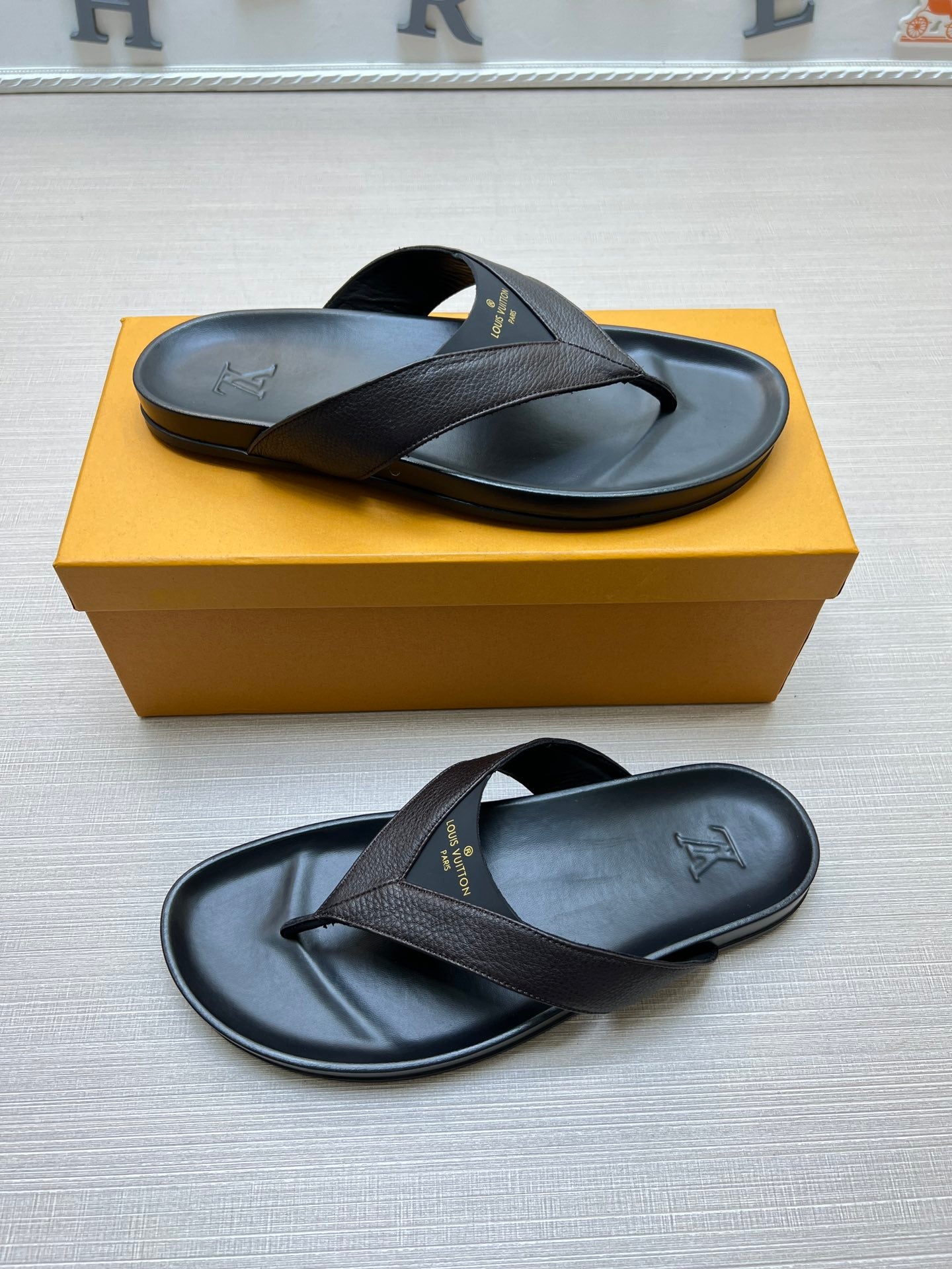 54E85Z     fashion slippers