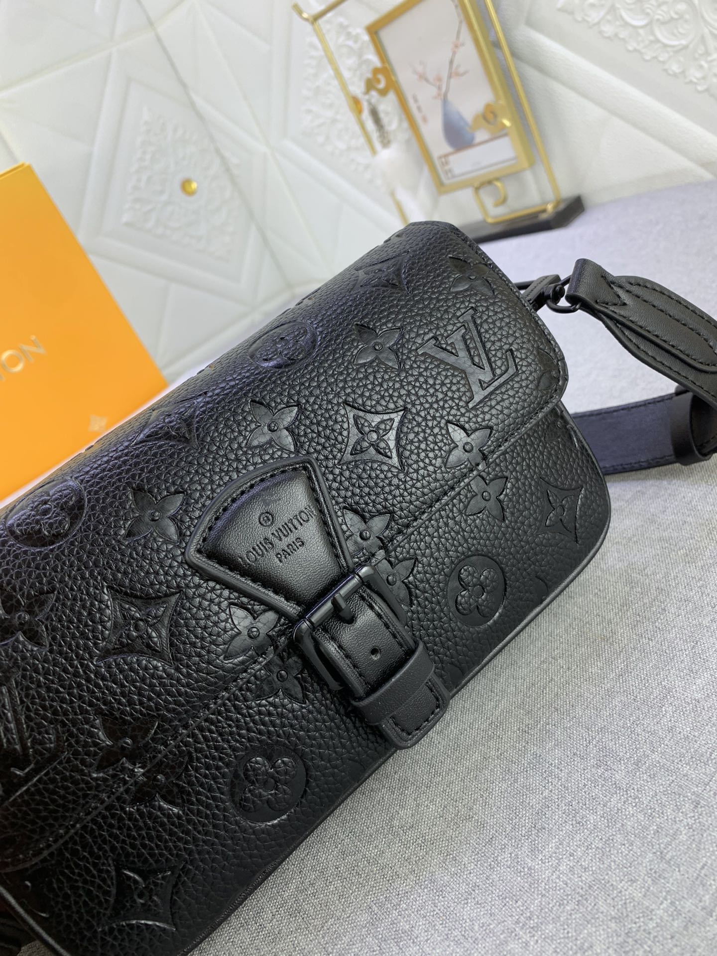 2XE465B Fashionable leather bag