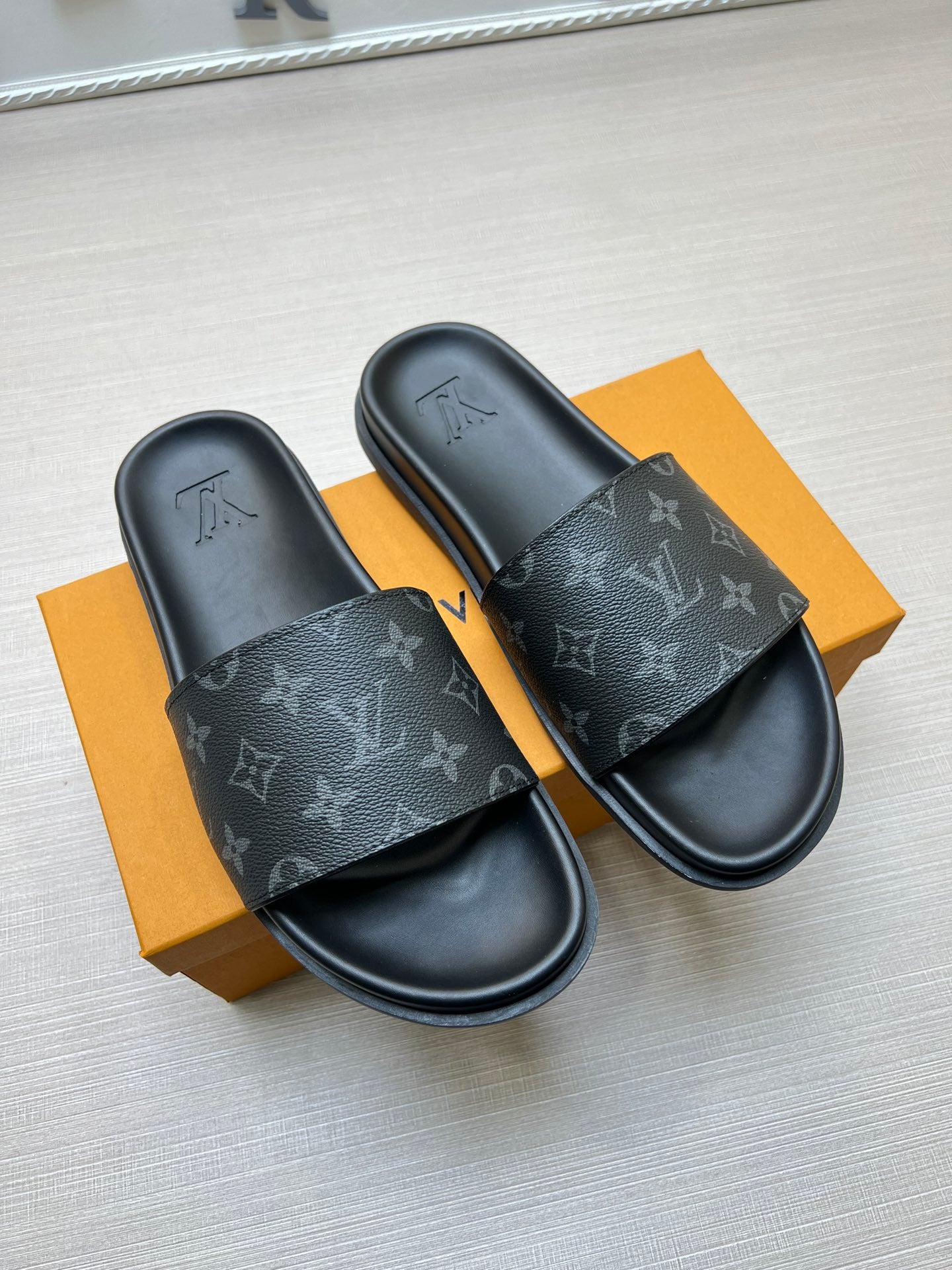 54E56Z   fashion slippers