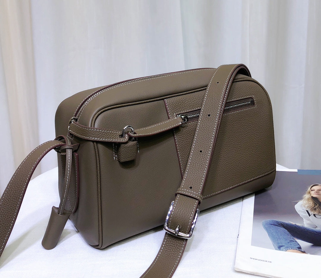 1XH69B (Fashionable leather bag )