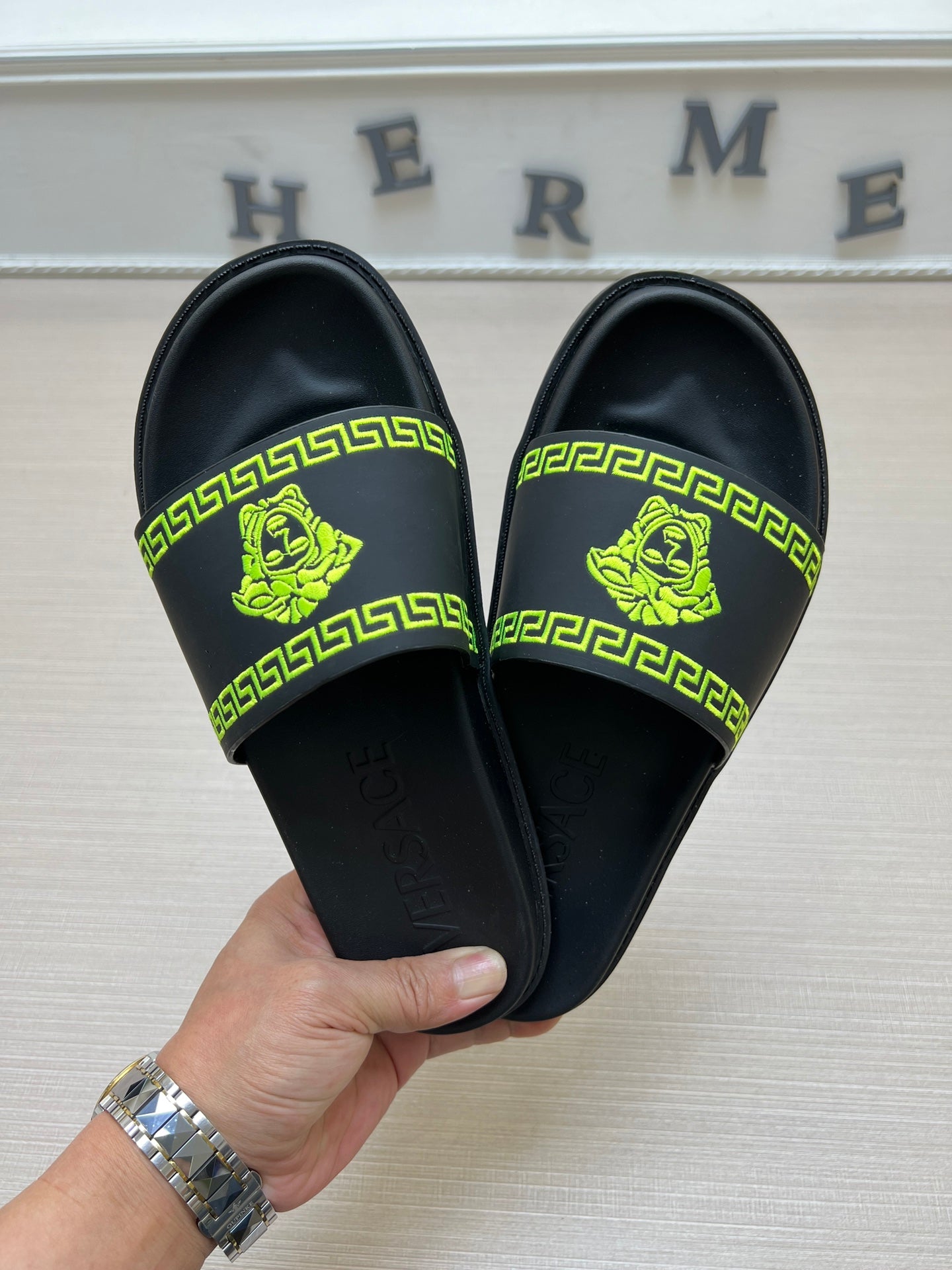 54V53Z    fashion  slippers