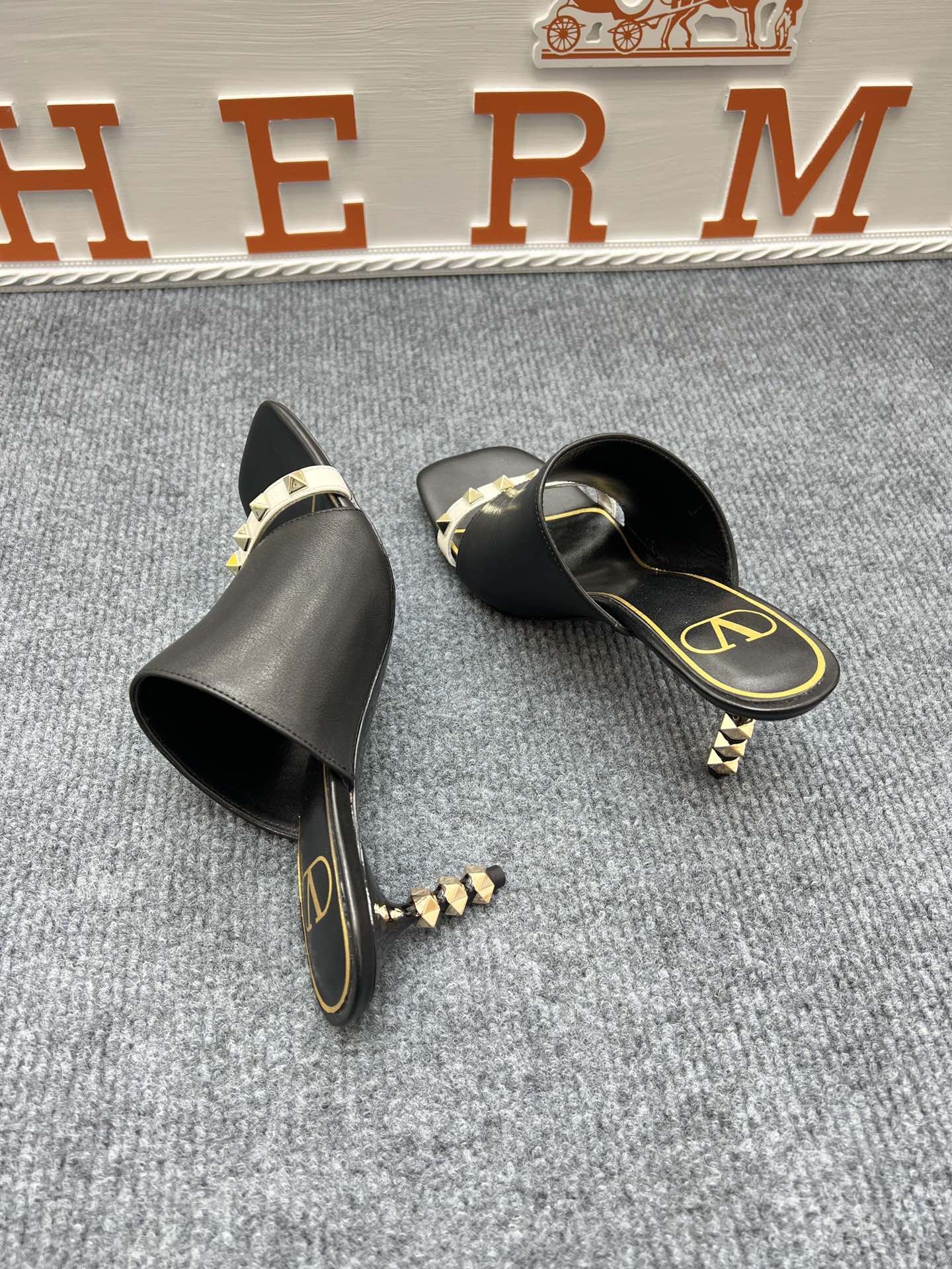 1: 1 High quality leather sandals 5YVL63Z